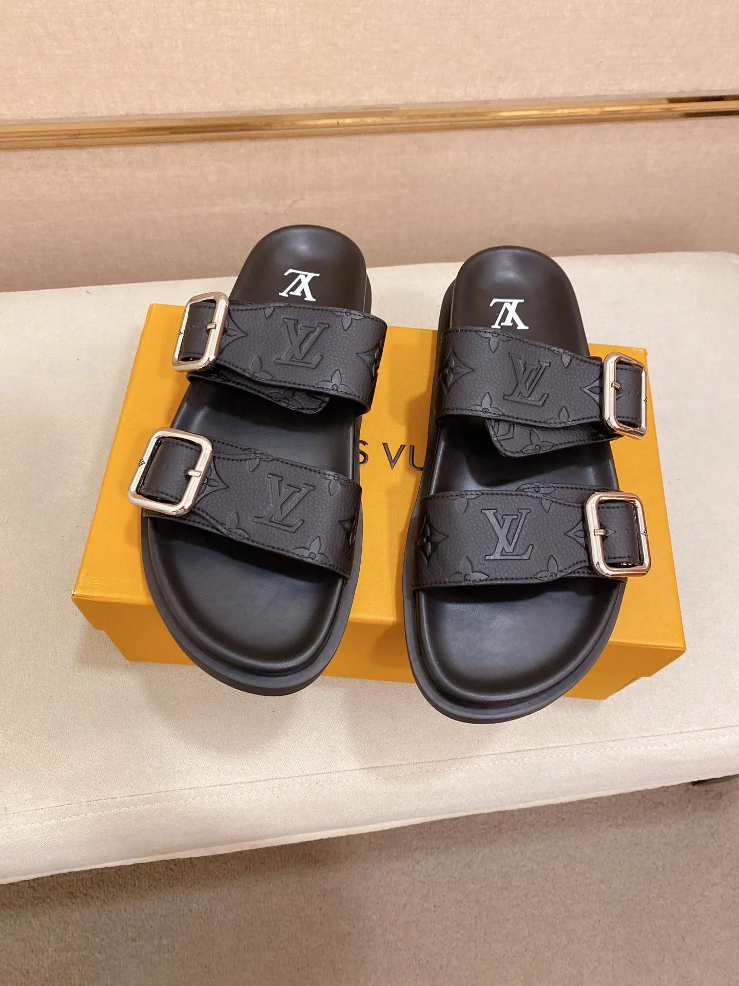 Factory price: 340💰Made by LV🔍Top purchasing agent, synchronized with men's spring and summer slippers counters. The uppers are made of cowhide imported from Italy, with logo graphics and high-quality craftsmanship. Soles: original soles specially provided by the original factory. Exclusive molded soles are super comfortable. Original factory follow-up orders. High quality. You can enter and exit the counter at will. Welcome to compare. Code number is 38-44.